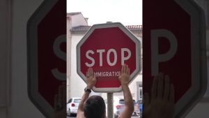 Albi : le slogan « STOP IMMIGRATION » fait débat