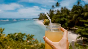 Alerte voyage : les dangers de l'alcool frélaté dans huit destinations