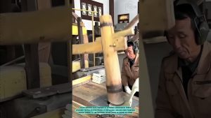 Ancien outil hydraulique : mécanisme de compaction en bois