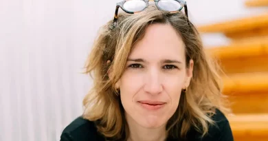 Anne Poiret, journaliste : "Ce n'est pas parce que la violence armée s'arrête que la guerre se termine".