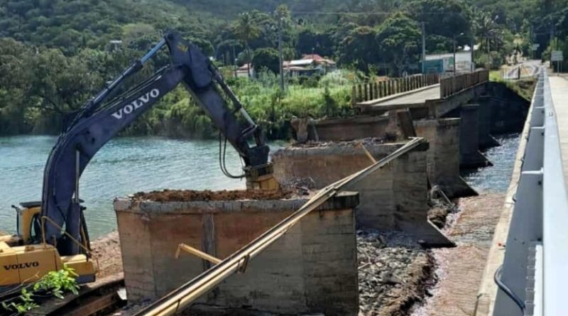 Après 72 ans de service, le pont historique de Thio est en cours de démolition