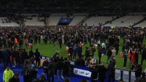 Attentats du 13 novembre 2015 : Emma Schmitt était au Stade de France et ne veut pas "laisser la peur gagner" - ICI