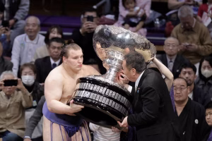 Au Japon, le ring de sumo reste inaccessible aux femmes, même à la première ministre
