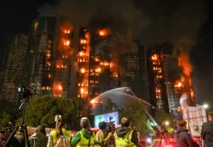 Au moins 55 morts et des centaines de disparus dans un incendie géant à Hong Kong