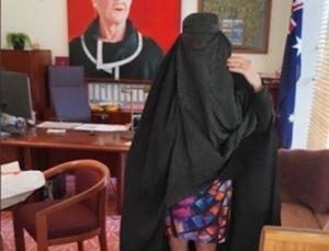 Australie : une sénatrice d’extrême droite revêt une burqa au Parlement
