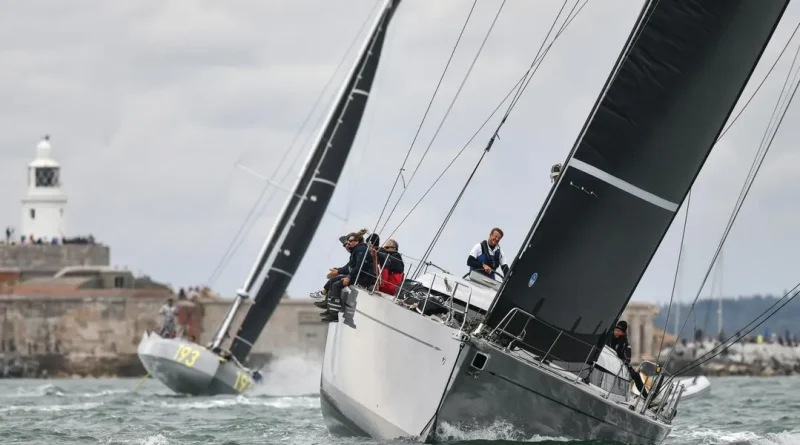 Avec son voilier d’exception, Jean-Pierre Dick fait vivre l’expérience de la course au large .