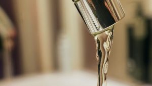 Bactérie dans l'eau près de Tarbes : Plus de 200 personnes pour la distribution des bouteilles ce samedi - ICI