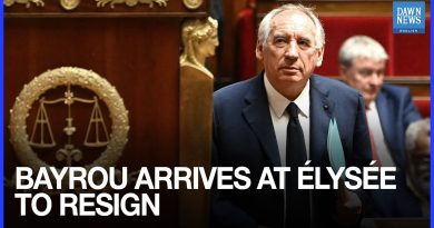 Bayrou remet sa démission à Macron à l'Élysée
