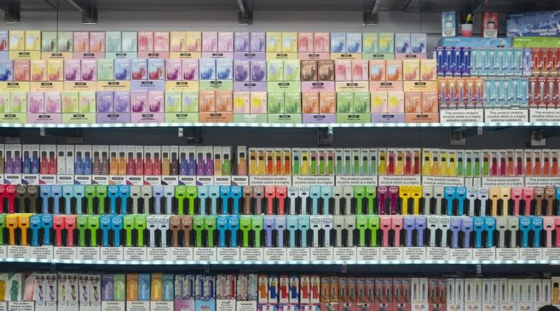 Bientôt des premières amendes à Genève pour les kiosques qui vendent encore des puffs | RTS