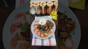 Boeuf poêlé avec pap et salade tomate-oignon