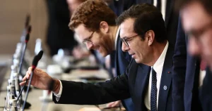 Budget : le gouvernement limite la prime de Noël aux familles avec enfants, LFI dénonce une mesure « ignoble »