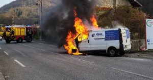 Bugey. Un véhicule prend feu en plein cœur de Chazey-Bons, le conducteur s'extrait juste à temps