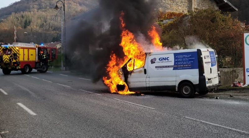 Bugey. Un véhicule prend feu en plein cœur de Chazey-Bons, le conducteur s'extrait juste à temps