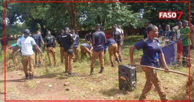 Burkina Faso : Gendarmes et élèves unis pour nettoyer le lycée