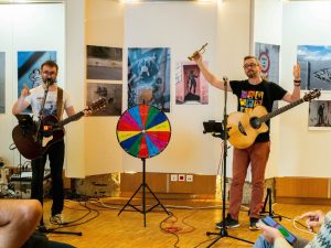 Buzzer, défis loufoques et musique en live : les fans de blind test ont rendez-vous près de Rouen