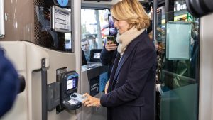 « Ça change tout ! » : vous pourrez bientôt payer votre ticket de bus avec une carte bleue à Paris et en proche banlieue