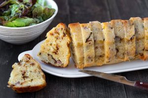 Cake salé aux lardons, oignons caramélisés et comté : une recette apéritive savoureuse