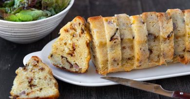 Cake salé aux lardons, oignons caramélisés et comté : une recette apéritive savoureuse