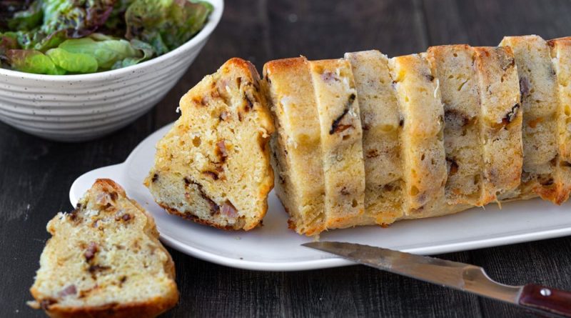 Cake salé aux lardons, oignons caramélisés et comté : une recette apéritive savoureuse