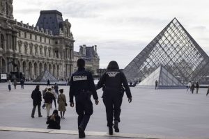 Cambriolage au Louvre : quelles mesures d'urgence pour la sécurité du musée ?