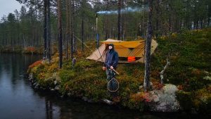 Camping en Solo sous la Pluie : Tente Chaude et Pêche