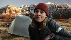 Camping en solo sous un glacier dans les Alpes françaises