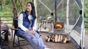 Camping solo en forêt : tente transparente et feu de bois