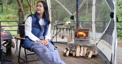 Camping solo en forêt : tente transparente et feu de bois