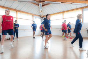 Laure Bontaz fait danser Antoine Dupont et ses coéquipiers lors d'un événement sportif