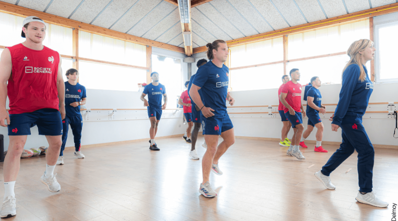 Laure Bontaz fait danser Antoine Dupont et ses coéquipiers lors d'un événement sportif