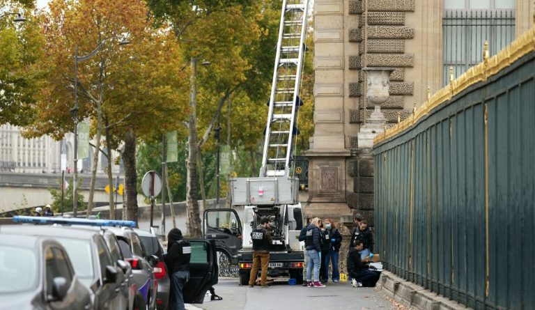 Casse du Louvre: deux nouvelles mises en examen samedi, quatre au total