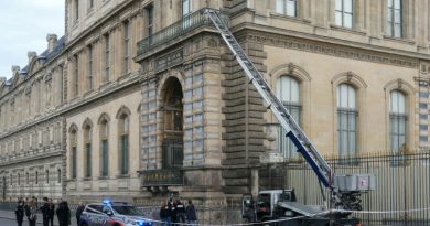 Casse du Louvre: quatre nouvelles interpellations, les bijoux toujours introuvables