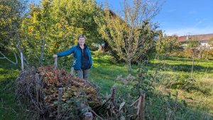 Catherine à Neuvecelle fait des tas de bois et de pierre pour la biodiversité - ICI