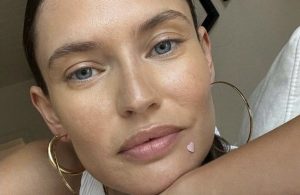 Ce médicament pour l'acné adopté par les stars d'Hollywood fait parler de lui