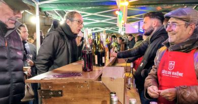 "C’est la tradition" : les amateurs de vin nouveau ont défié le froid pour le lancement de la Balade du primeur à Bagnols-sur-Cèze