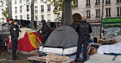 "C'est pas possible de vivre comme ça" : évacuation d'étrangers sans-abri à Paris, direction les régions en cars