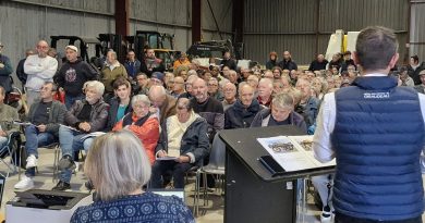 « Cette voiture, c’est papa qui l’a achetée en 1967 » : affluence pour la vente aux enchères de voitures de collection à Esvres-sur-Indre