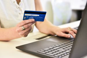 Chèques, cartes bleues, virements… Les paiements en net recul en Nouvelle-Calédonie en 2024