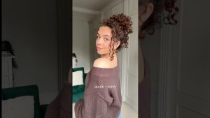 Chignon décoiffé parfait sur cheveux bouclés