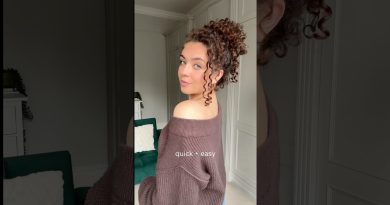 Chignon décoiffé parfait sur cheveux bouclés