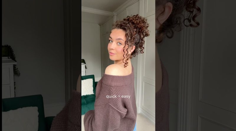 Chignon décoiffé parfait sur cheveux bouclés