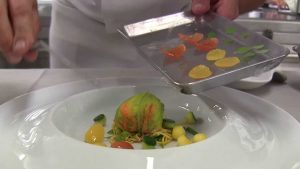 Christophe Bacquié crée un plat au MonteCristo, 2 étoiles Michelin