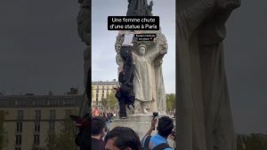 Chute spectaculaire d'une femme à Paris lors d'une manifestation