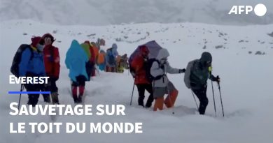 Chutes de neige en Chine : évacuation de randonneurs à l'Everest