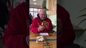 Classiques PRL : pizza sądecka, café glacé et pâtisseries.