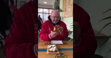 Classiques PRL : pizza sądecka, café glacé et pâtisseries.