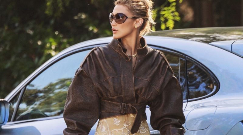 Bella Hadid adopte la coiffure 'sortie de douche' avec pince crabe pour des looks habillés