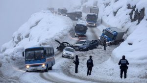 Compilation d'accidents sur routes glissantes en hiver !