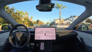 Course autonome : Tesla FSD 14 affronte Waymo sur Mad Max