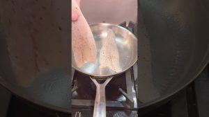 Cuisson parfaite du poisson dans une poêle en inox